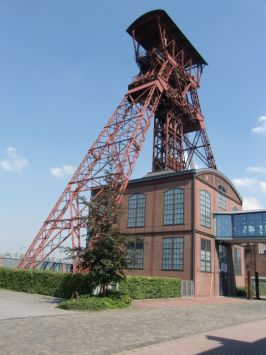 Moers : Franz-Haniel-Straße, Schachtanlage Rheinpreussen 4, Doppelstrebengerüst ( Förderturm ) mit Schachthalle